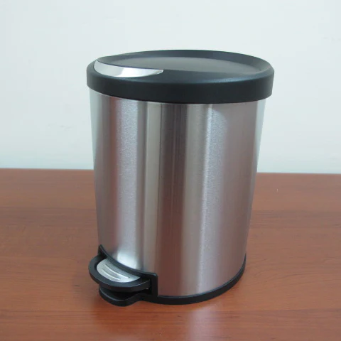 Stainless Steel Dustbin with black cover & pedal 5 lt - lunazchef.shop